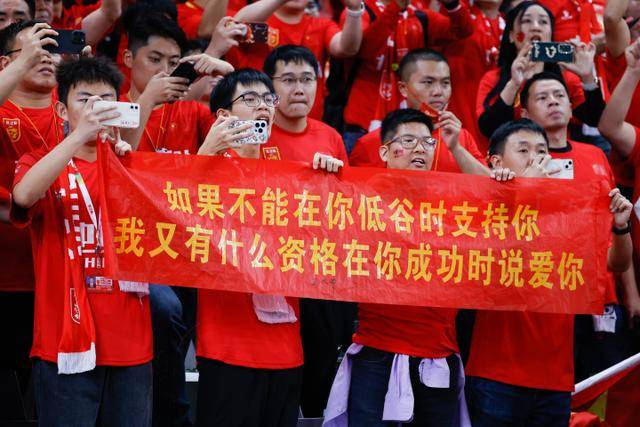 五大转会动态：巴萨新援确认，切尔西续约锋线，拜仁曼城动作频频